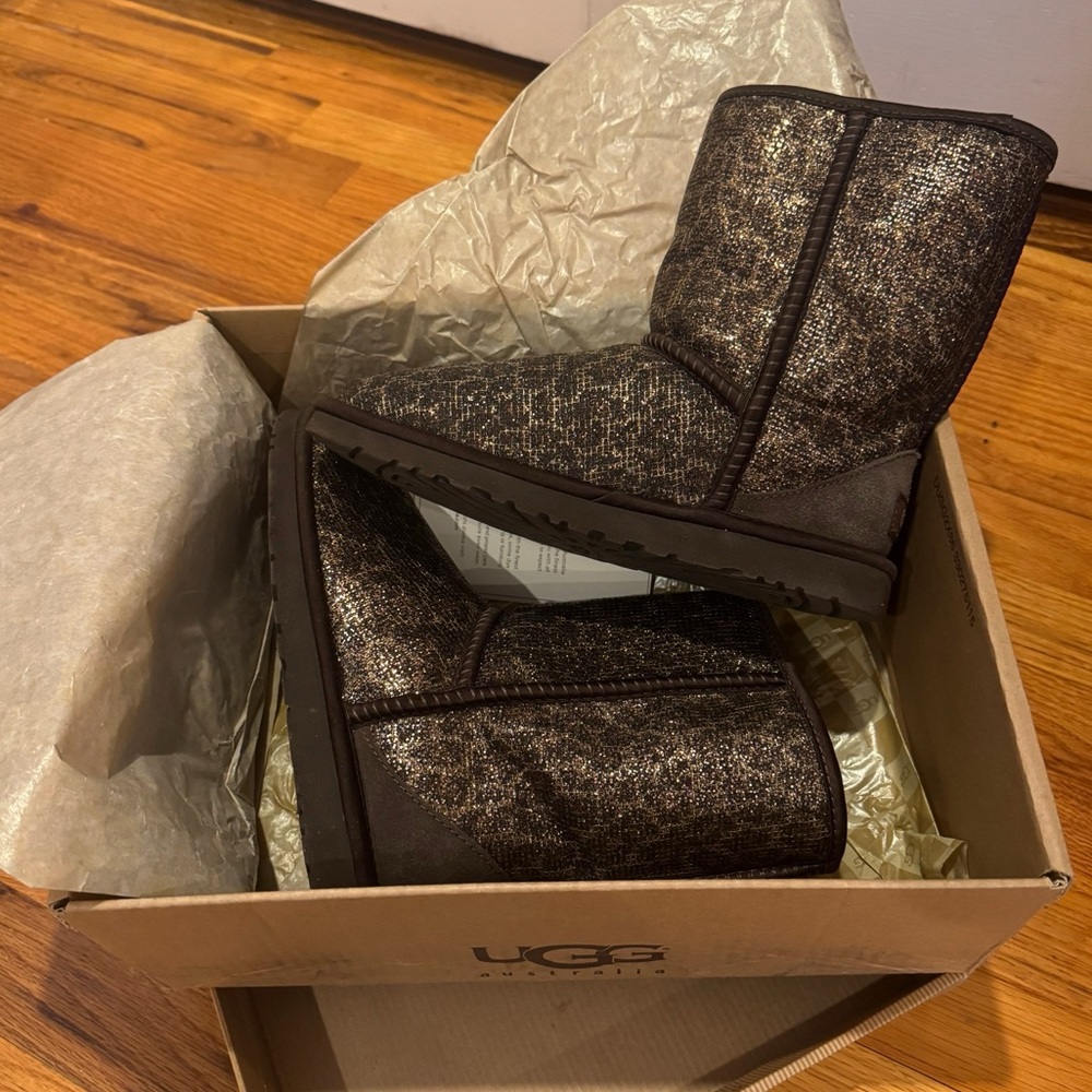 UGG Classic Short II Gold Brown Glitter Gold Foil Leopard Boots NWOT Size 6